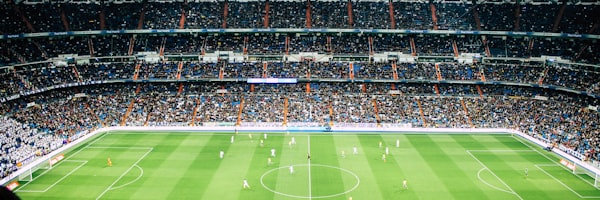 欧洲冠军联赛直播入口 - 欧冠奖杯与球场夜景