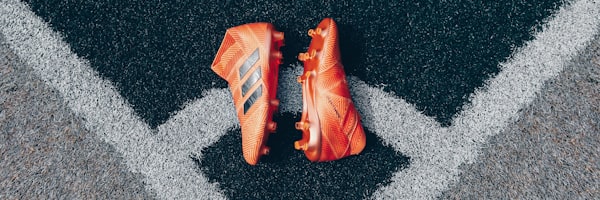 足球战术演变分析 - 教练在战术板上布置战术