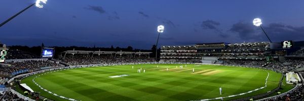 电子竞技与传统体育融合趋势 - 电竞选手在专业场馆比赛