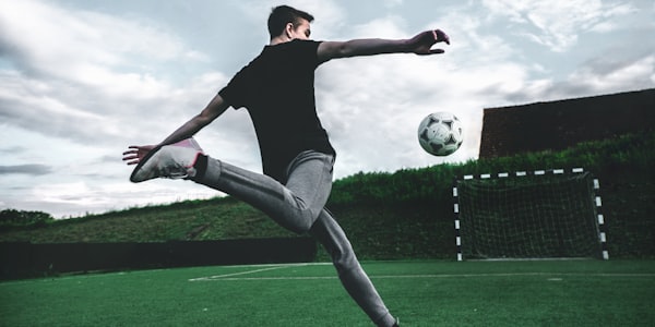 世界杯足球赛直播入口 - 球员在绿茵场上激烈拼抢